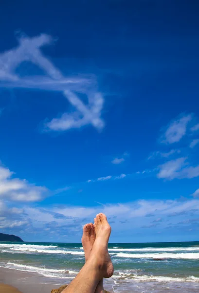 Sdraiato sulla spiaggia con simbolo dollaro — Foto Stock