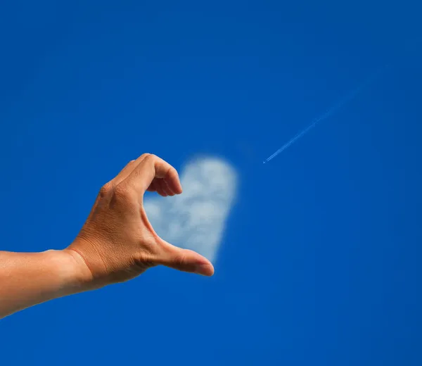 Kärlek symbol för hand och moln — Stockfoto