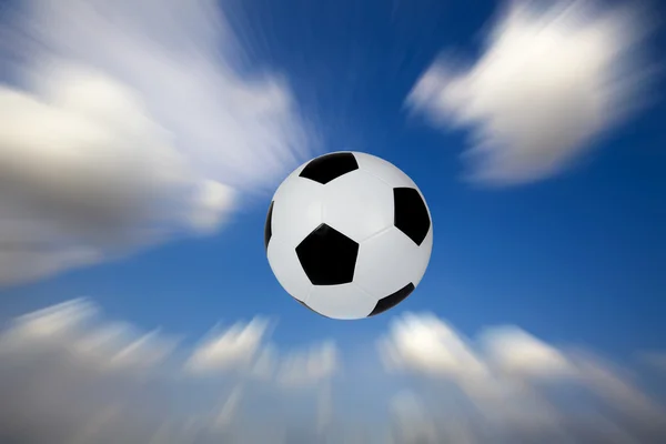 Fußball in den Himmel — Stockfoto