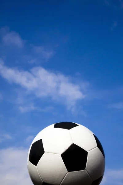 Bola de futebol ou futebol sob o azul s — Fotografia de Stock