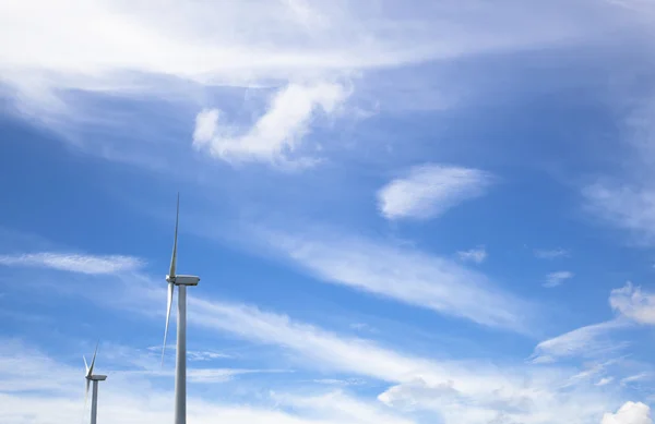 Moinho de vento gerador de energia — Fotografia de Stock