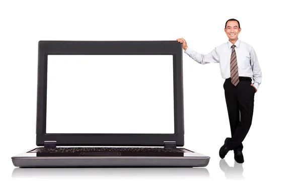 Азиатский бизнесмен стоит с компьютером — стоковое фото