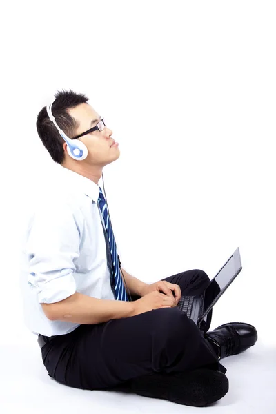 Jeune homme assis et utilisant un ordinateur portable — Photo