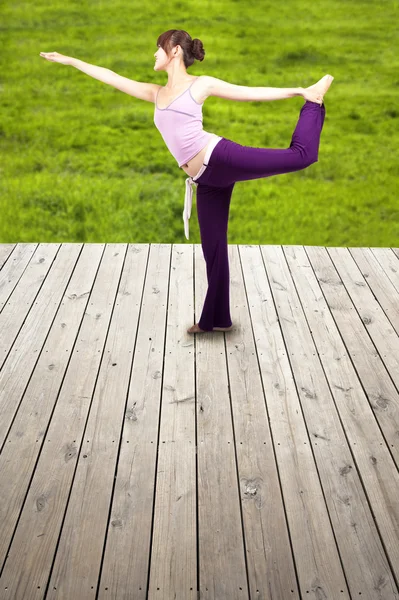 Joven chica de belleza y yoga — Foto de Stock