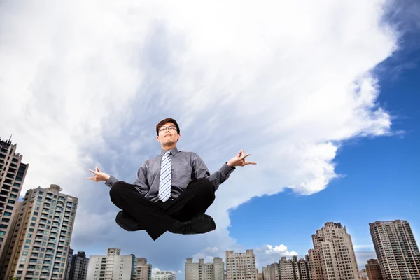 Бизнесмен медитирует и облака — стоковое фото