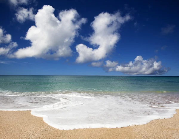 Schöner Strand und Wolken — Stockfoto