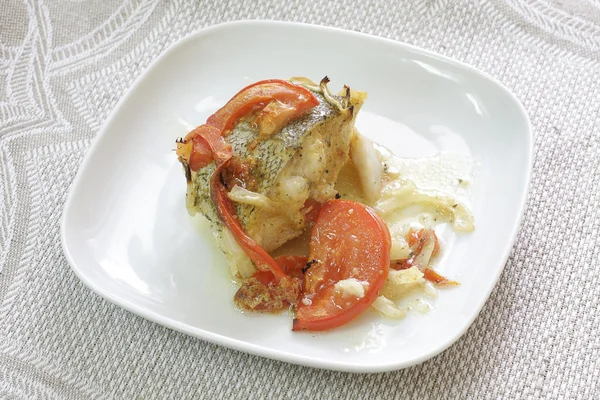 Рыба с помидором и луком — стоковое фото