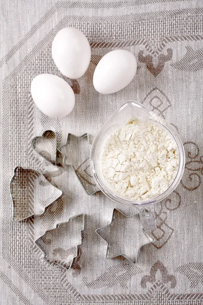 Forma na pečení, mouku a vejce. — Stock fotografie