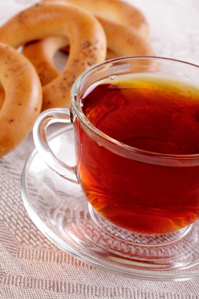Tasse de thé chaud et biscuits sur une serviette — Photo