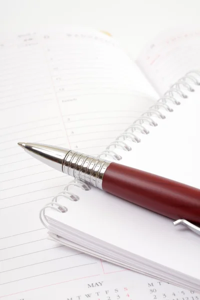 Pen op kantoor op een dagelijkse organisator — Stockfoto