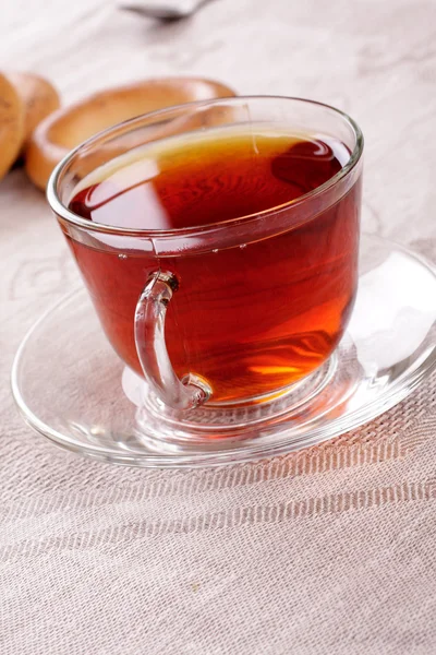 Xícara de chá quente e biscoitos em um guardanapo — Fotografia de Stock
