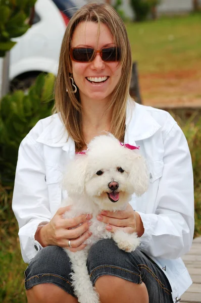 Mujer feliz con tu perro (caniche ) Imágenes De Stock Sin Royalties Gratis