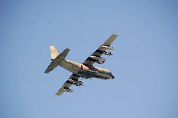 Avião militar voando (Hércules ) — Fotografia de Stock