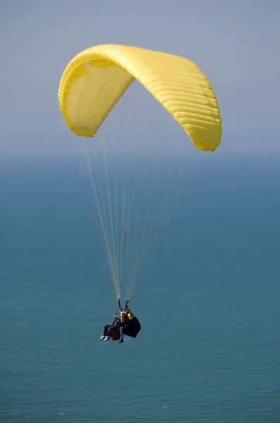 Dvojité paragliding nad oceánem Stock Obrázky