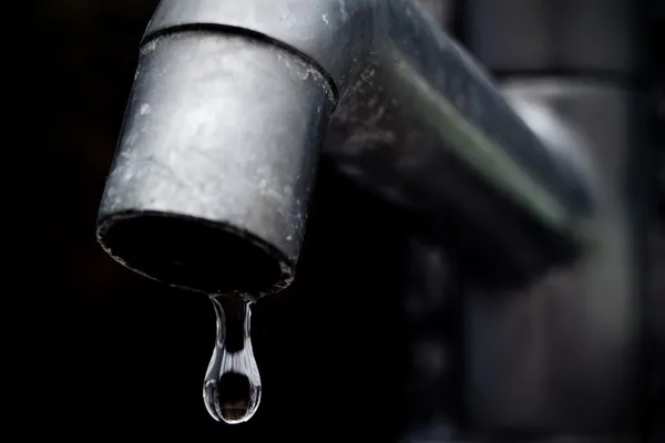 Alter undichter Wasserhahn konzentriert sich auf Wassertropfen — Stockfoto