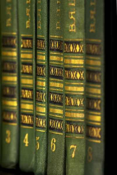 선반에 녹색과 금 책 — 스톡 사진