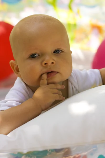 Bebé chupando dedo —  Fotos de Stock