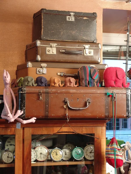 ヒープの古いスーツケース — ストック写真