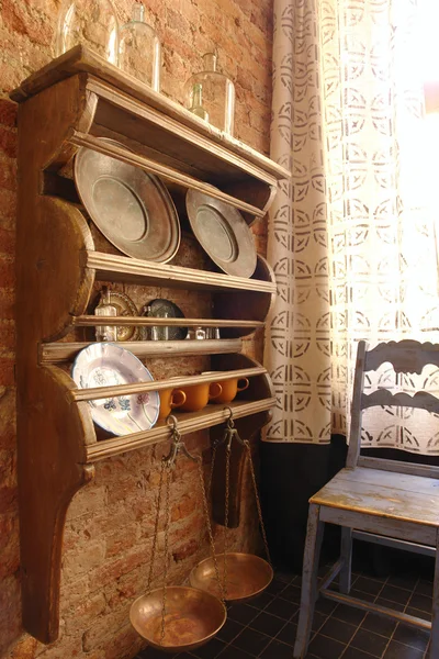 Шкаф для посуды на кухне — стоковое фото
