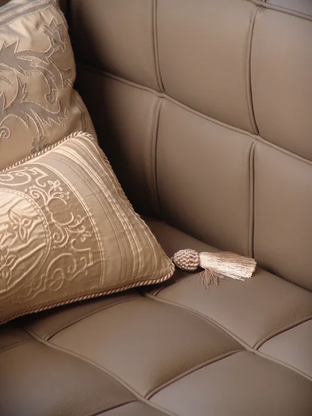 Detalhe do travesseiro no sofá — Fotografia de Stock