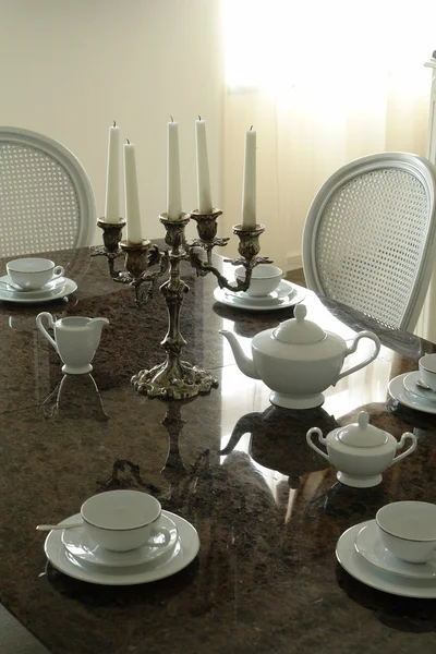 Обдарований стіл з білими тарілками — стокове фото