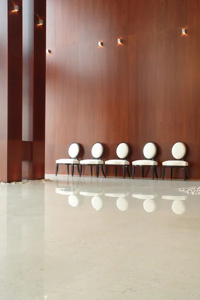 Stühle in der Halle — Stockfoto