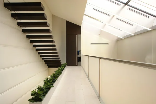 Korridor mit Treppe in der Perspektive — Stockfoto