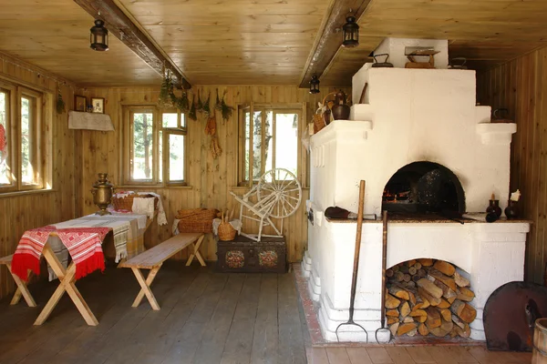 Интерьер деревенского дома с русской печкой