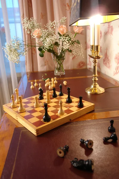 Stół szachowy, kwiaty i światło — Zdjęcie stockowe