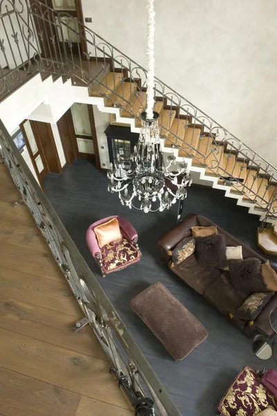 Interior de una sala de estar y escalera — Foto de Stock