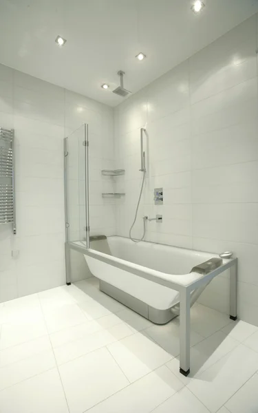 Uma parte do banheiro moderno na cor branca — Fotografia de Stock