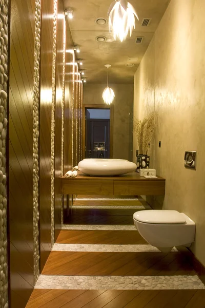 Baño moderno con espejo grande — Foto de Stock