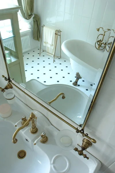 Interieur van een badkamer in reflectie van — Stockfoto