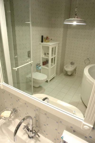 Interieur van badkamer weerspiegeld in de m — Stockfoto