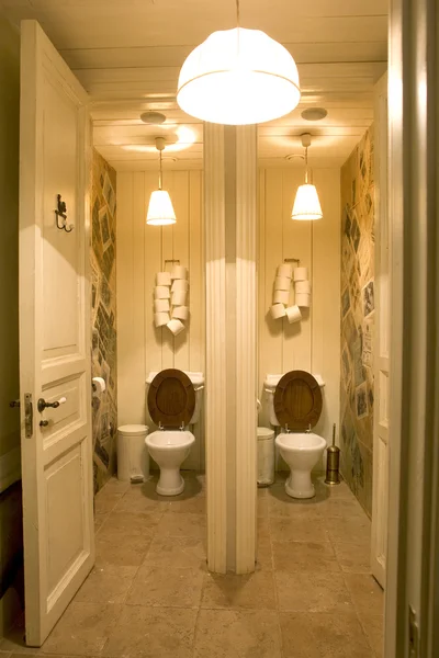 Ванна кімната в громадському місці з двома туалетами — стокове фото