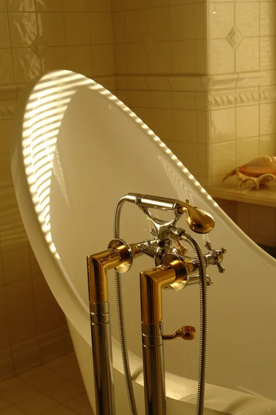 Detalhe de um banho e torneira de água — Fotografia de Stock
