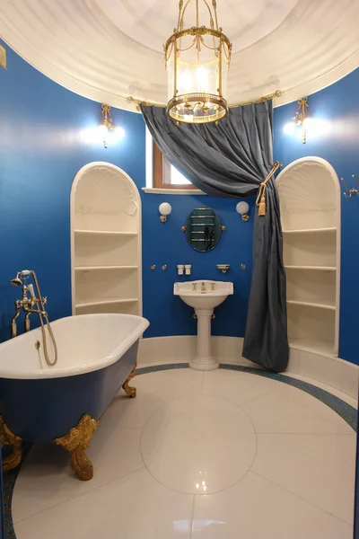 Interno di un bagno in colore blu — Foto Stock