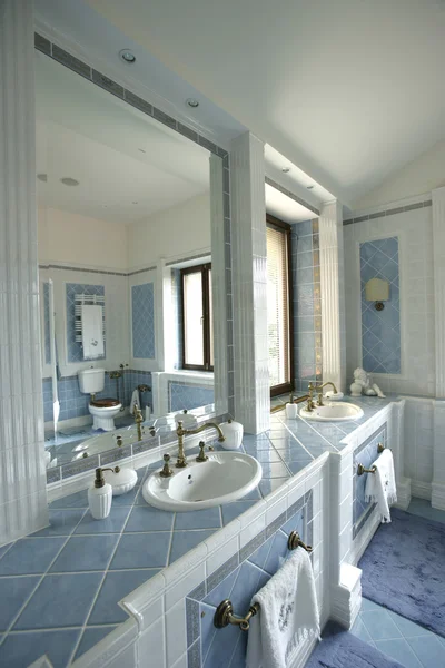 Interior de um banheiro em cor azul — Fotografia de Stock