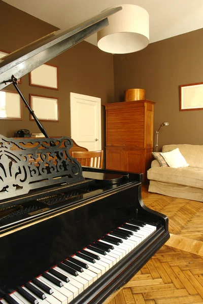 Innenraum eines Wohnzimmers mit Klavier — Stockfoto