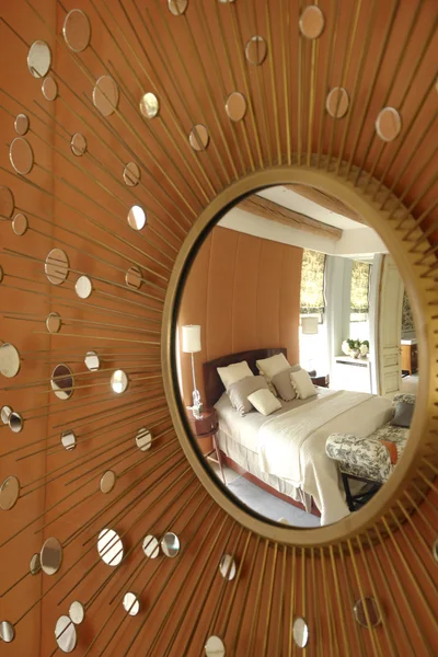 Spiegel met balken en slaapkamer tot uiting — Stockfoto