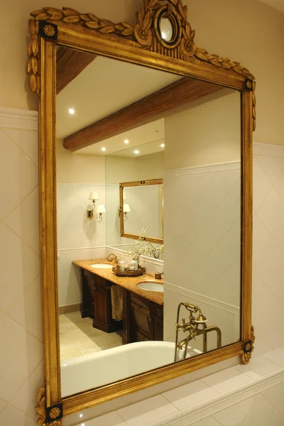 Reflektion i reflektion av badrum — Stockfoto