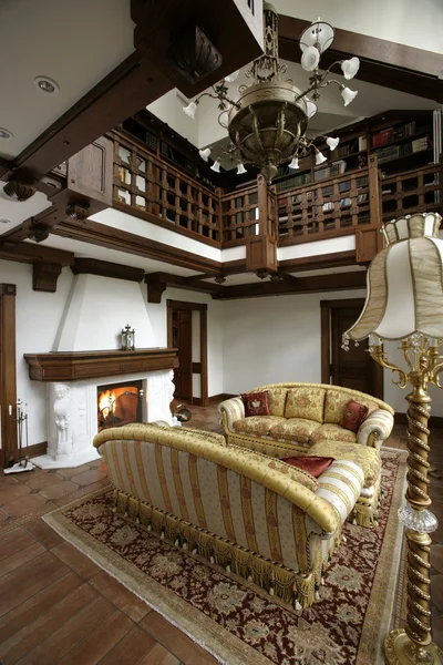 Interior de un salón con chimenea — Foto de Stock