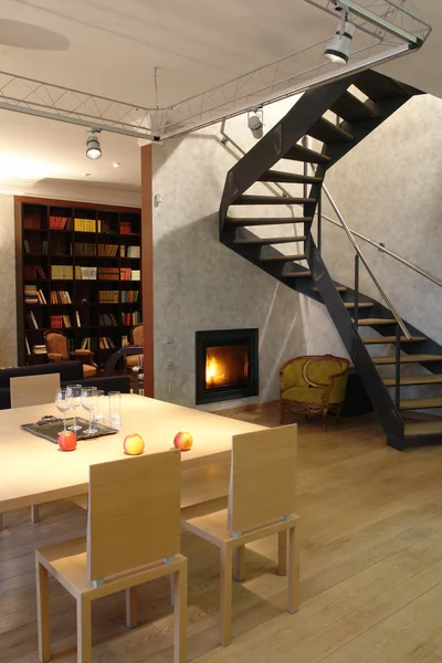 Intérieur d'un salon avec cheminée — Photo
