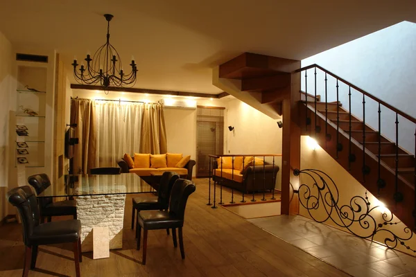 Interieur van een woonkamer met trap — Stockfoto