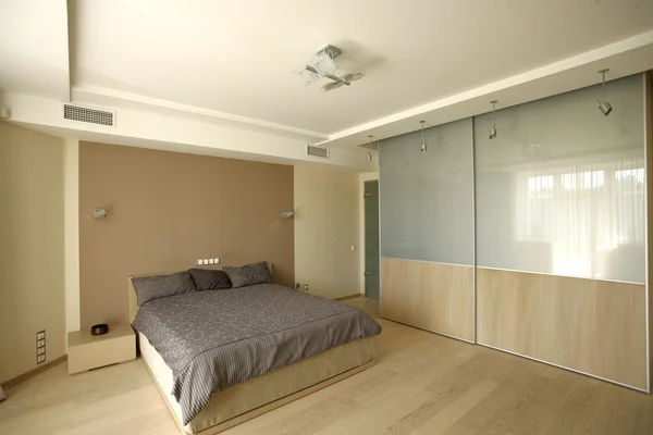 Großes Schlafzimmer mit breitem Bett — Stockfoto