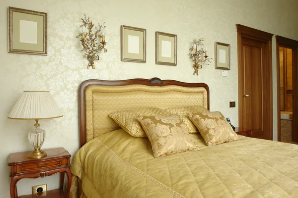 Schlafzimmer mit großem Bett — Stockfoto