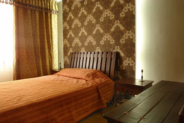 Sovrum med stor dubbelsäng — Stockfoto