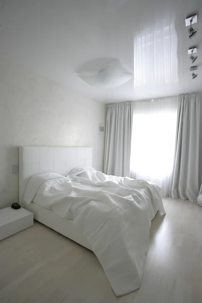 Biała sypialnia — Zdjęcie stockowe