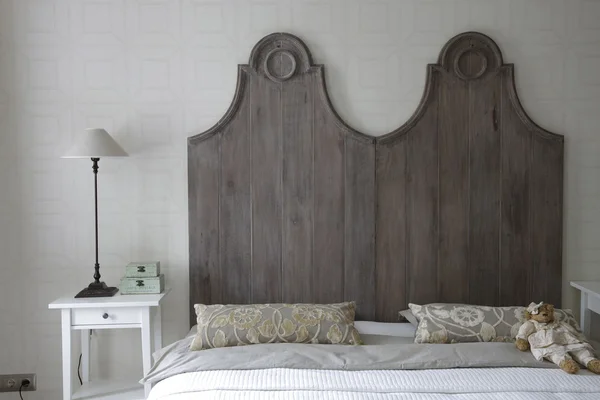 Велике ліжко з високим узголів'ям у сірому колі — стокове фото