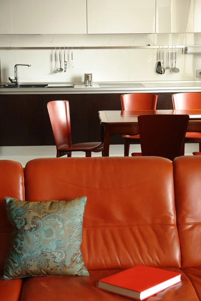 Canapé rouge et intérieur d'une cuisine — Photo